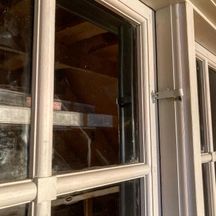 Nytillverkade fönster av 1700-talsmodell med tärningar i spröjsmöten