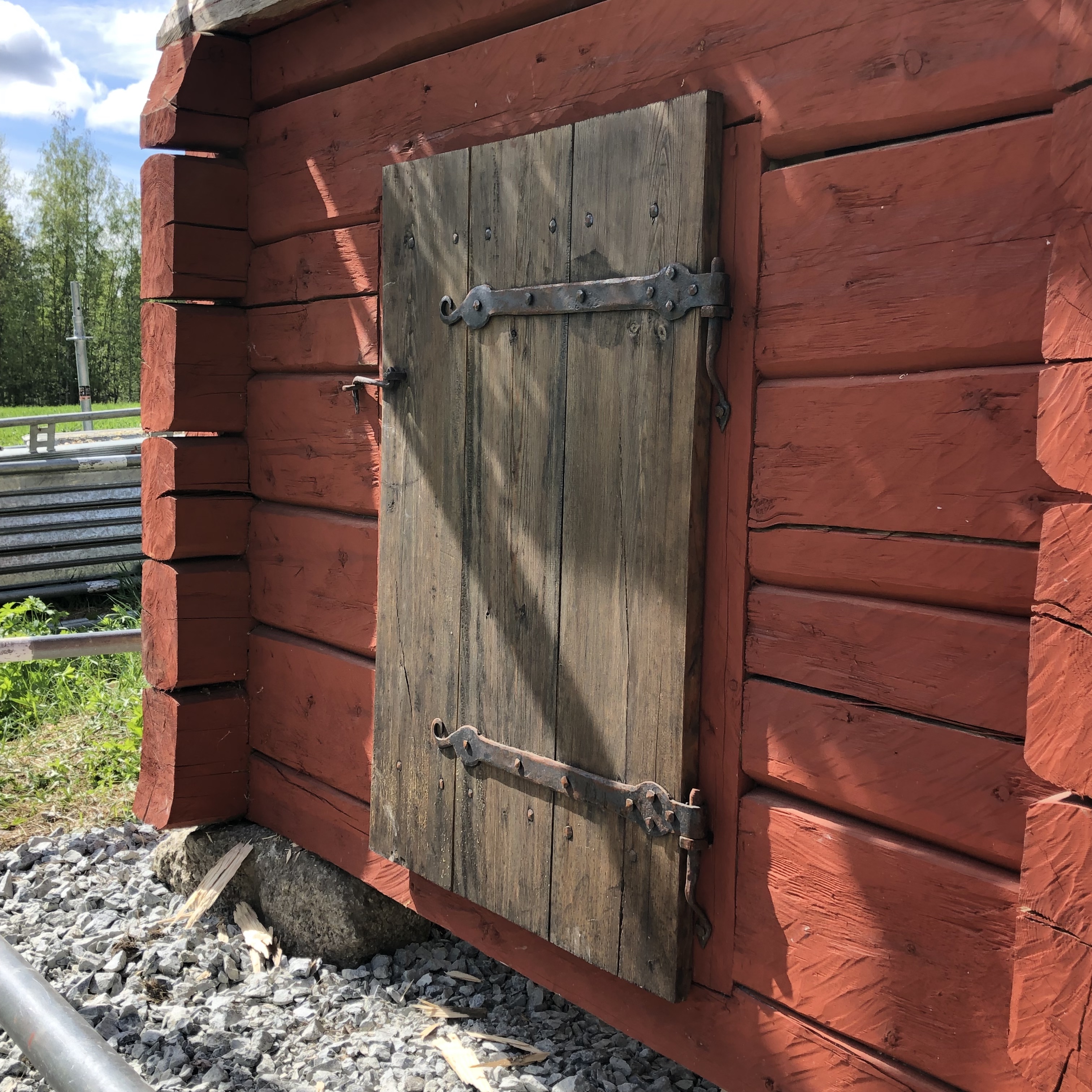 Nytillverkade bandgångjärn efter gammal förlaga
